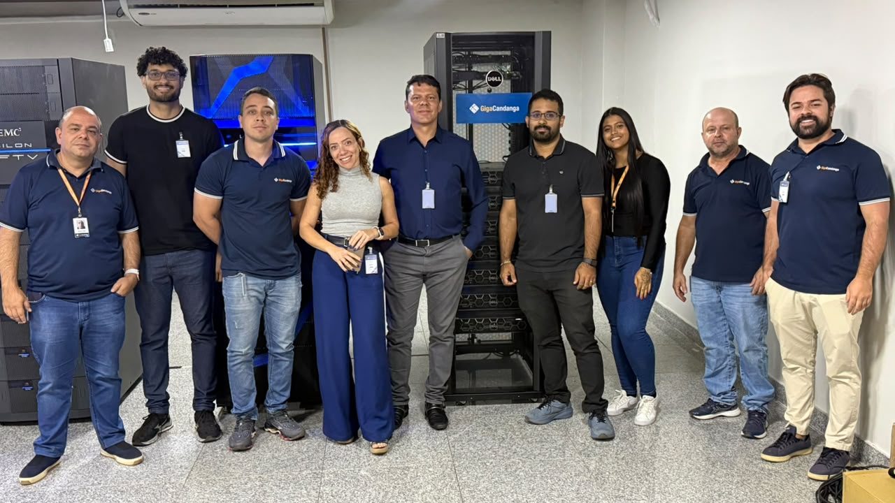 Equipe em atividade relacionada à infraestrutura no CEBRASPE